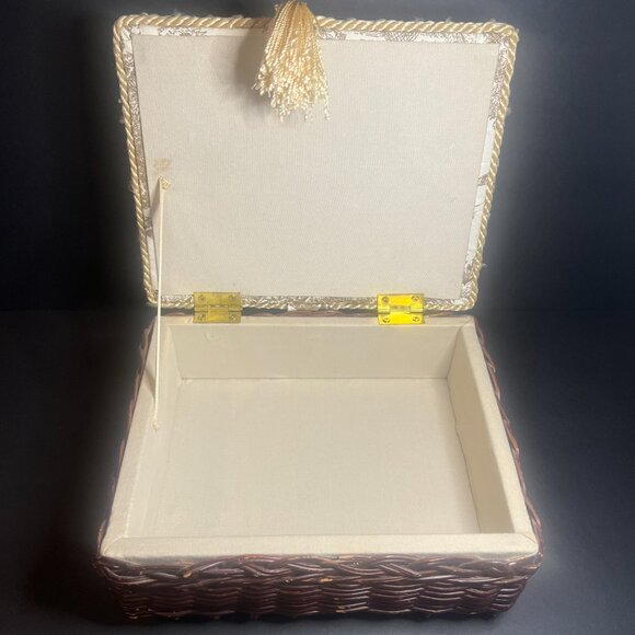 Vintage Woven Wicker & Fabric French Country Scene Trinket Storage Box w/ Tassel - Picture 7 of 10